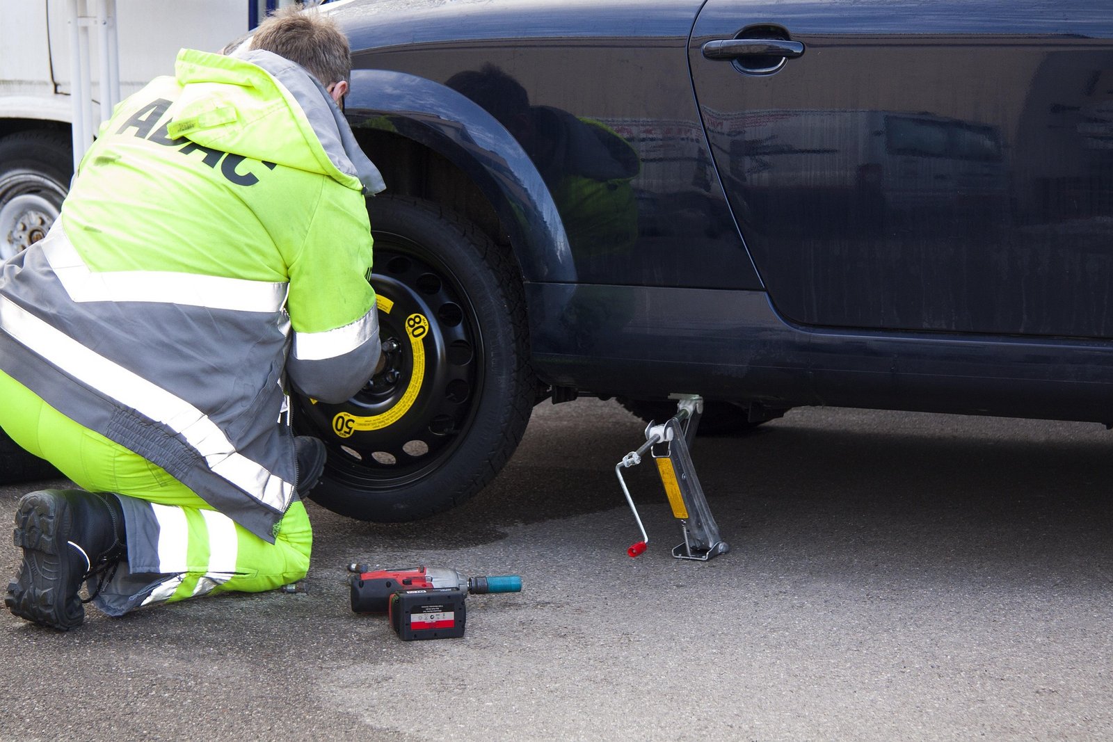 The Ultimate Guide To Emergency Tyre Repairs for New Drivers